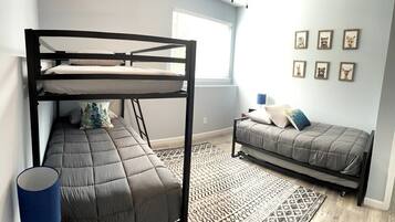 4 habitaciones, tabla de planchar con plancha y cuna de viaje