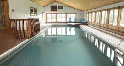 Rita's Retreat: The Bachelor ~ Indoor Saltwater Pool ~ with Lake View!