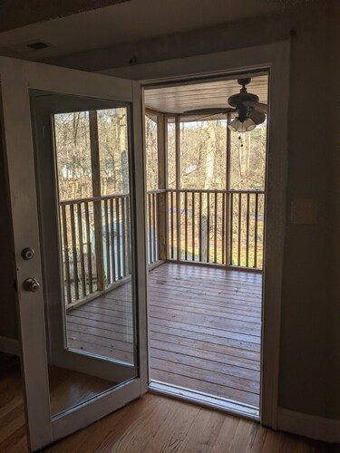 Gorgeous 2br/2ba townhome on Lake Hartwell with shared dock privileges