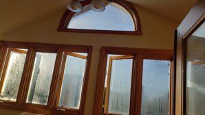 Una habitación con tragaluces, ventanas esmeriladas y detalles de madera.