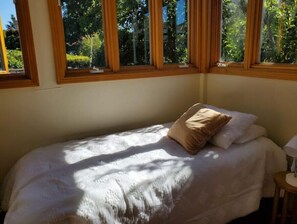 3 habitaciones, tabla de planchar con plancha, wifi y ropa de cama 