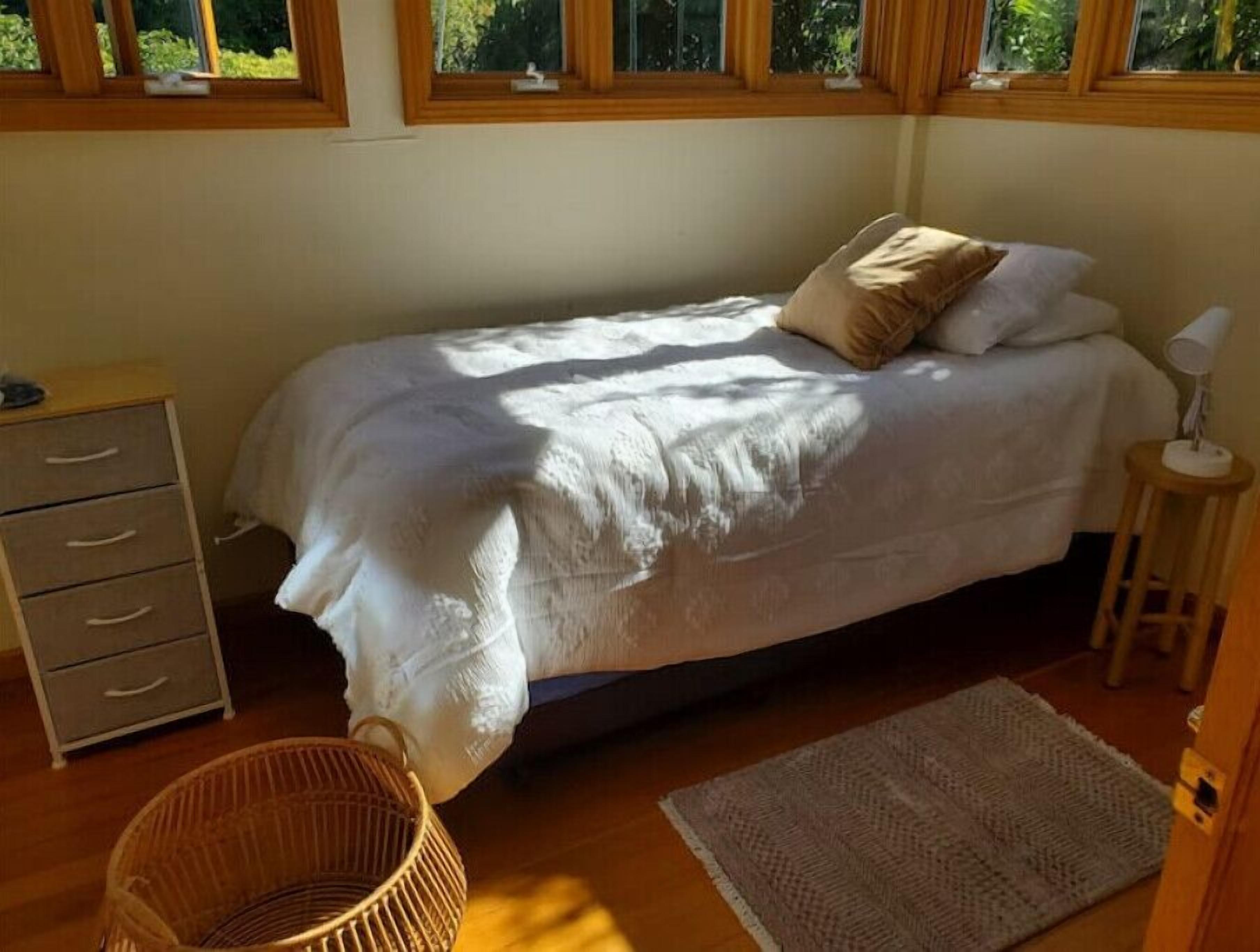 3 habitaciones, tabla de planchar con plancha, wifi y ropa de cama 