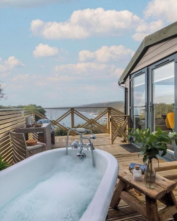 Outdoor spa tub