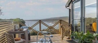 Romantic Cornish Cabin w/outdoor heated bath tub-Sea-Views.Pet friendly-Parking!