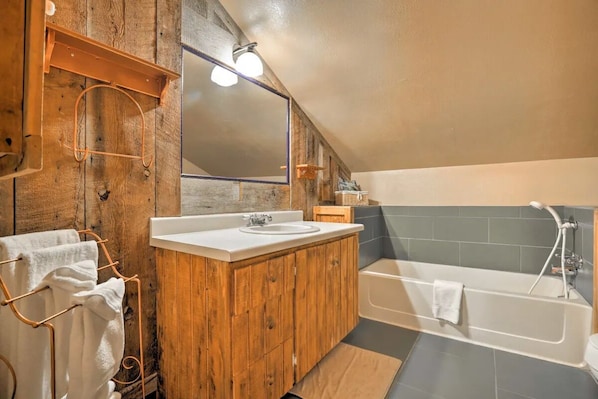 Combined shower/tub, hair dryer, towels