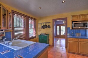 Fridge, microwave, oven, stovetop - Southern Utah Serenity: Your Ideal Vacation Getaway (Kanab)