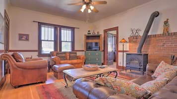 Een televisie, een open haard en boeken