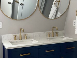 Ensemble baignoire-douche, baignoire à remous, séchoir à cheveux