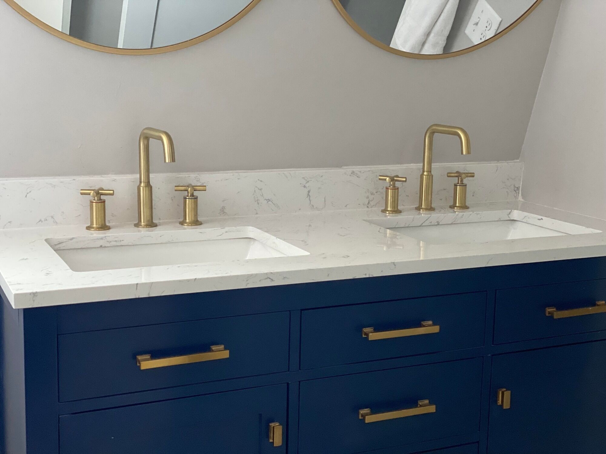 Combined shower/bathtub, jetted bath, hair dryer, towels