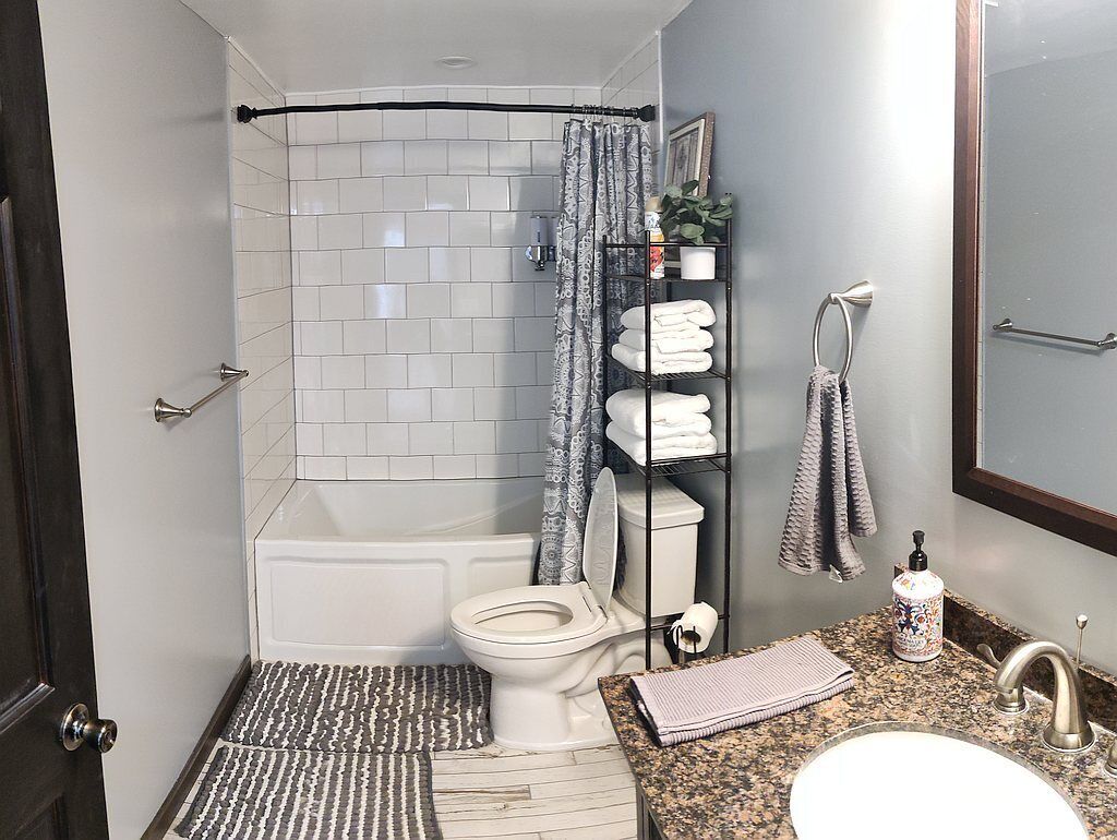 Appartement Confort | Salle de bain | Ensemble douche/baignoire, articles de toilette gratuits, sèche-cheveux