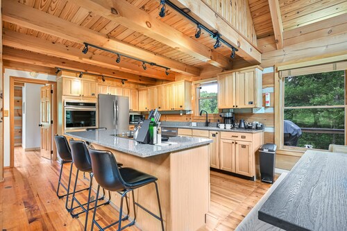 Bear Creek Cabin- 8 mi to TIEC, Sleeps 7 w/5beds- Pet Friendly