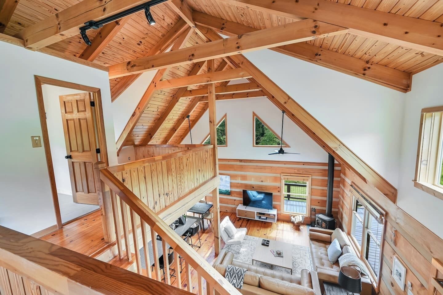 Una Smart TV, una chimenea, un reproductor de DVD, un futbolín