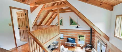 Una Smart TV, una chimenea, un reproductor de DVD, un futbolín