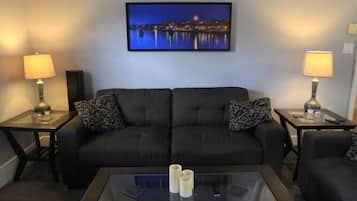 Smart TV, libros y estéreo