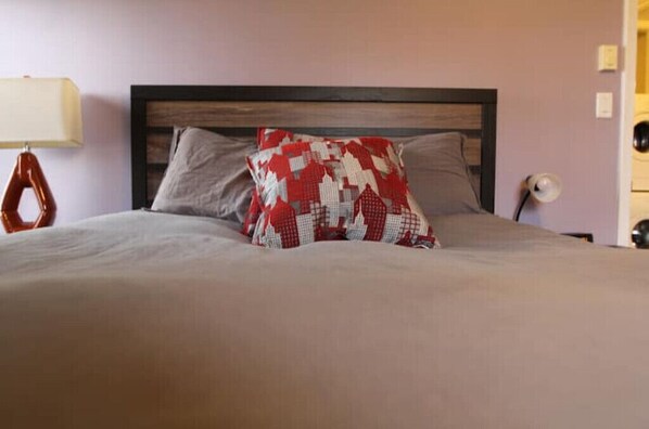 2 habitaciones, escritorio, tabla de planchar con plancha y wifi gratis 