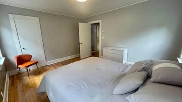 2 soverom, skrivebord, strykejern/-brett og wi-fi (inkludert)