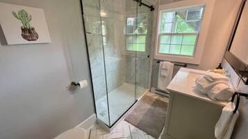 Dusj, håndklær, såpe og toalettpapir