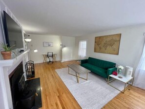 Smart TV, chimenea, libros