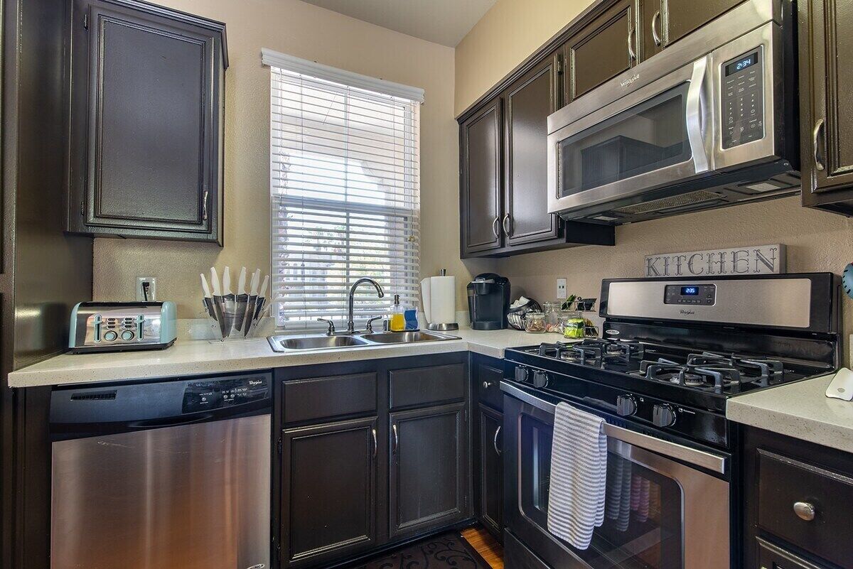 Frigorífico, microondas, horno y placa de cocina