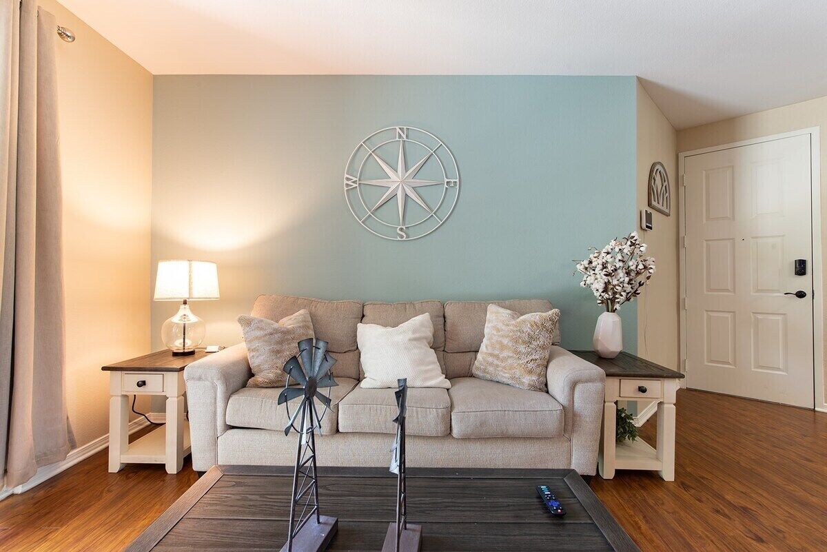 Una Smart TV, una oficina, una impresora