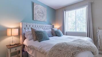 1 dormitorio, escritorio, tabla de planchar con plancha y cuna de viaje