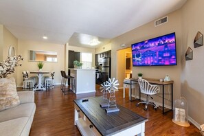 Smart TV - Luxury Modern Suite, King bed, Fast Wifi (Santa Clarita)