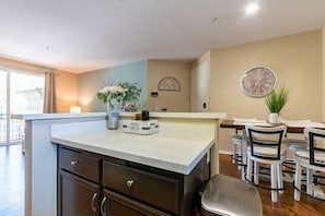 Dining - Luxury Modern Suite, King bed, Fast Wifi (Santa Clarita)