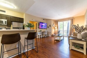 Interior - Luxury Modern Suite, King bed, Fast Wifi (Santa Clarita)