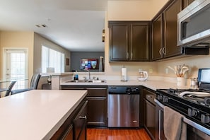 Fridge, microwave, oven, stovetop - Saints 2BDRM King Suite | Deluxe Living Cali (Santa Clarita)