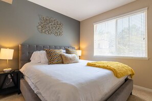 4 bedrooms, desk, iron/ironing board, travel crib - Saints 2BDRM King Suite | Deluxe Living Cali (Santa Clarita)