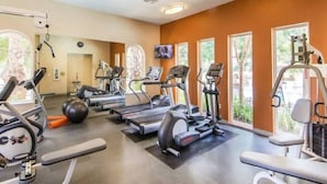Ett gym med löpband, crosstrainers och fria vikter.