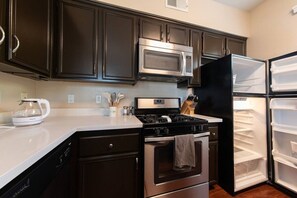 Kjøleskap, mikrobølgeovn, ovn og kokeplater