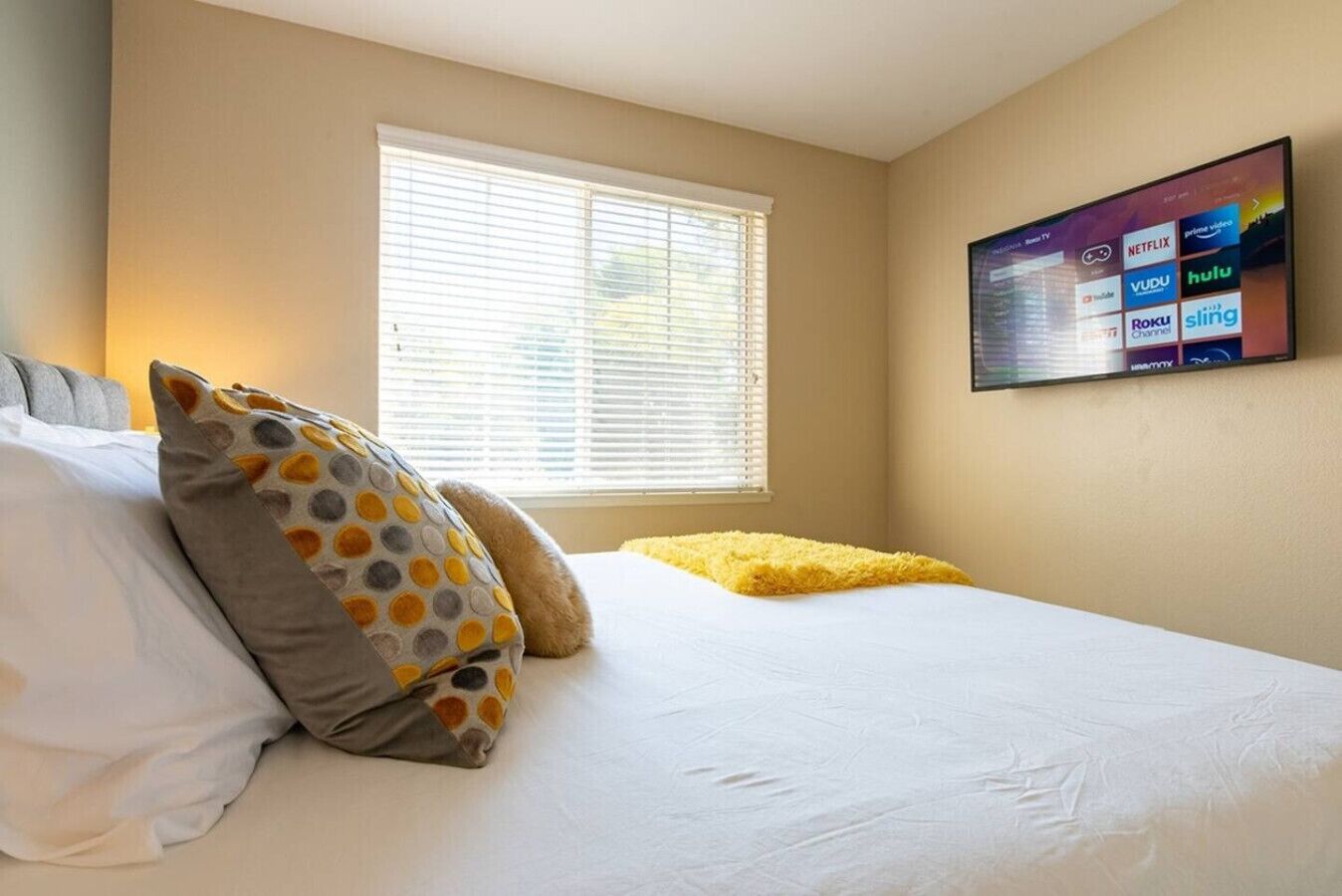 4 bedrooms, desk, iron/ironing board, travel cot