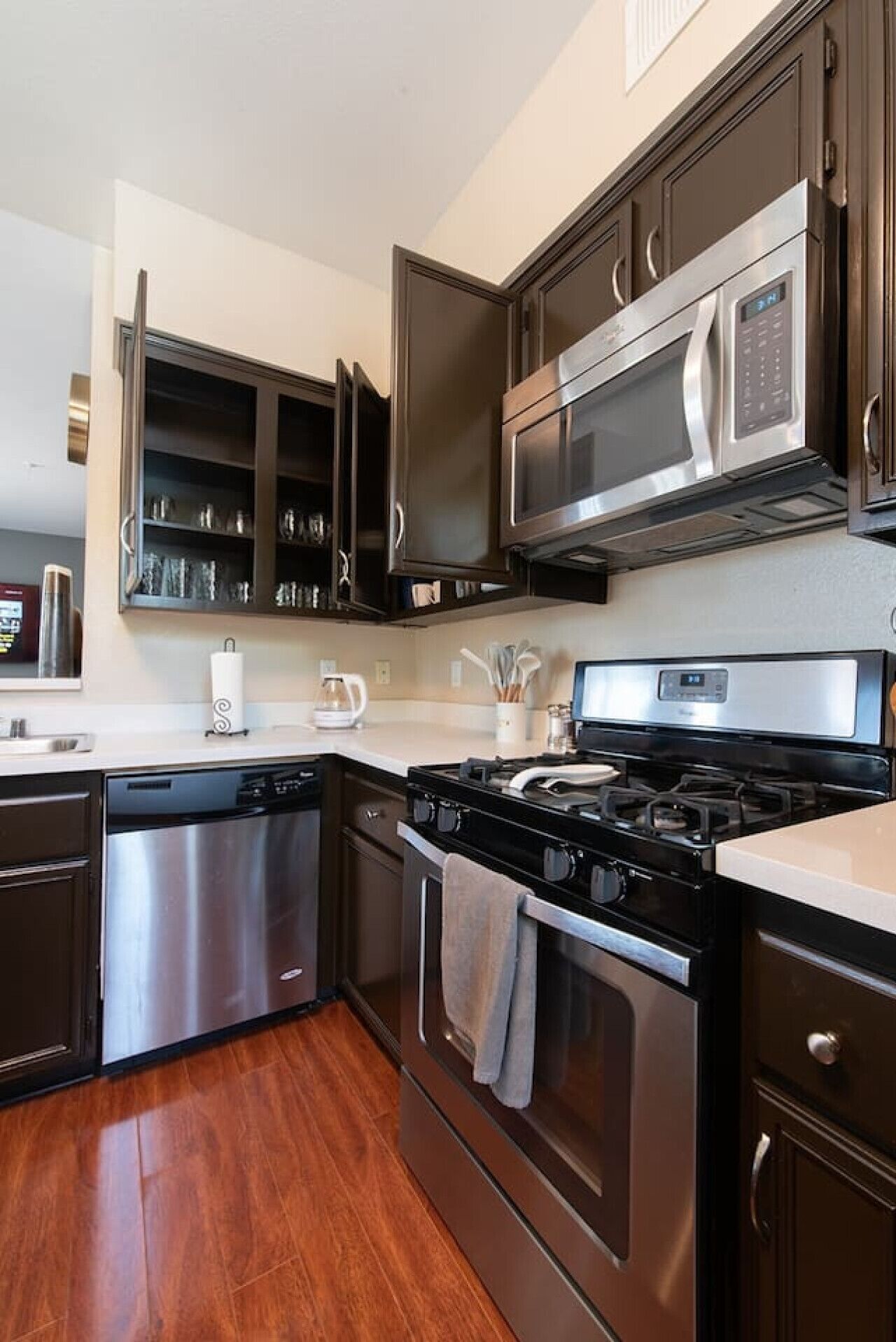 Refrigerador, microondas, horno y parrilla de estufa 