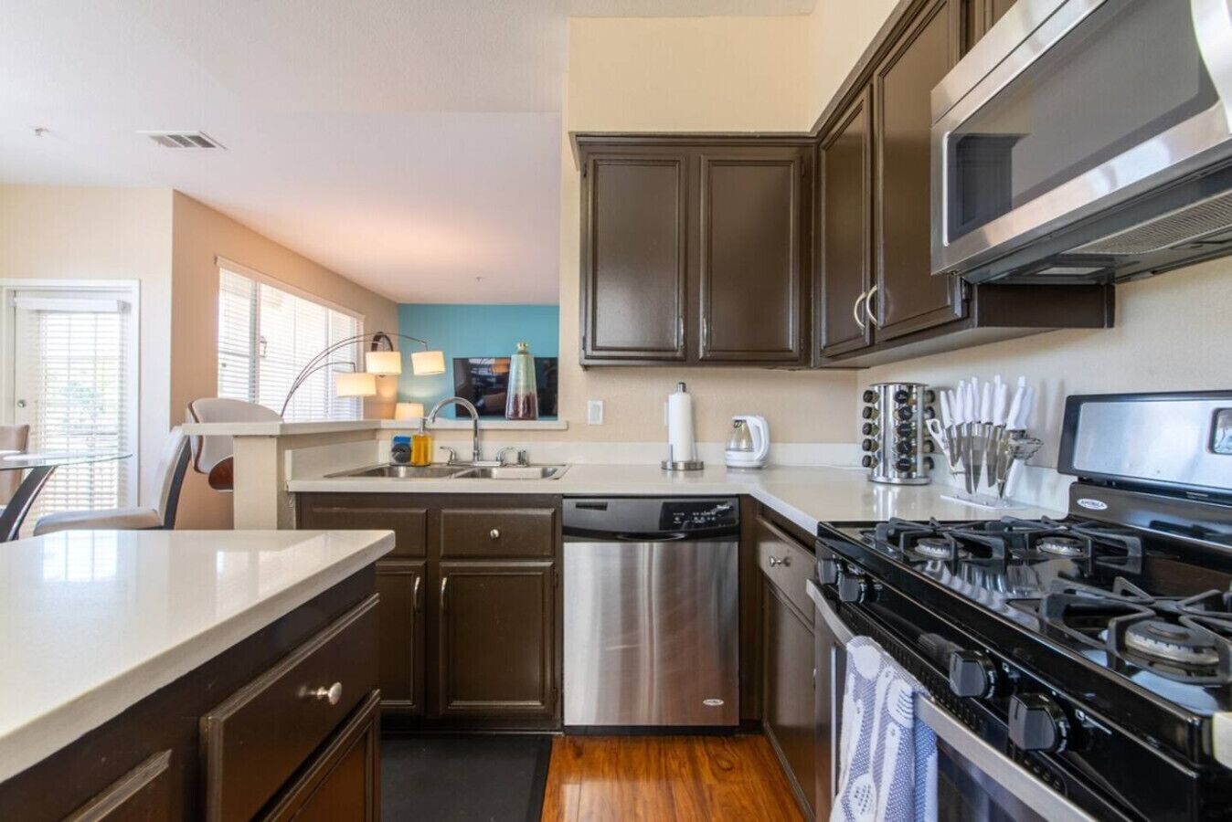 Frigorífico, microondas, horno y placa de cocina