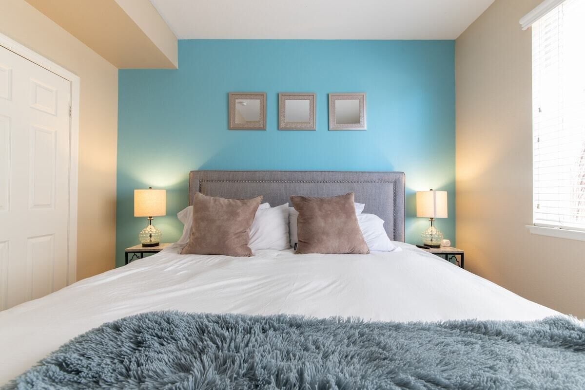 2 habitaciones, tabla de planchar con plancha y cuna de viaje 