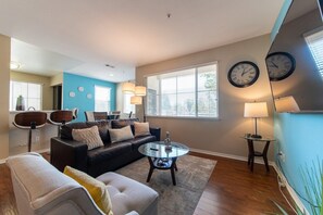 TV, offices - This apartment is a 2 bedroom(s), 2 bathrooms, located in Santa Clarita, CA. (Santa Clarita)