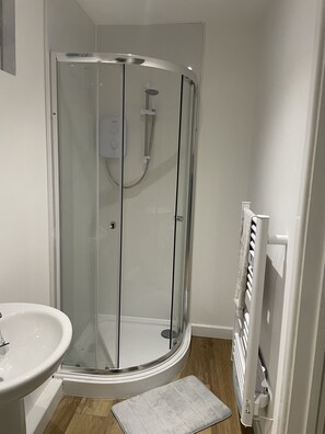 Shower, toilet paper - Spacious cottage in rural Lincolnshire  (Holbeach Drove)