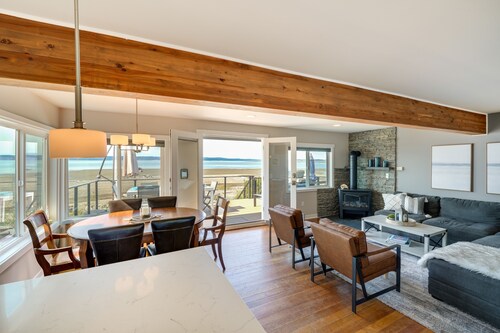 Coastal PNW Home on Swimmable Beach w/ Hot Tub!
