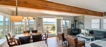 Coastal PNW Home on Swimmable Beach w/ Hot Tub!