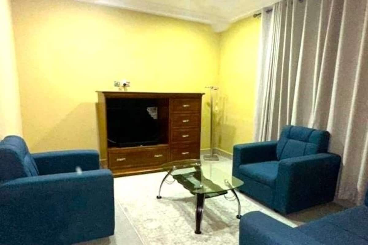 32 インチの薄型テレビ (ケーブル放送視聴可)