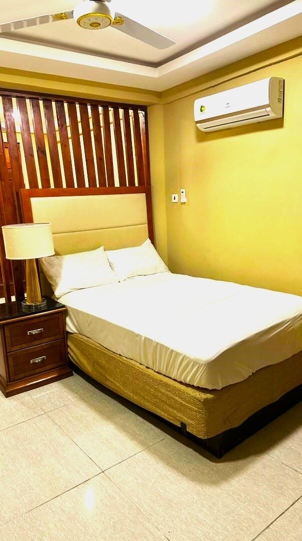 مكتب ومساحة عمل للكمبيوتر المحمول ومكواة/لوح كي وواي فاي مجانًا