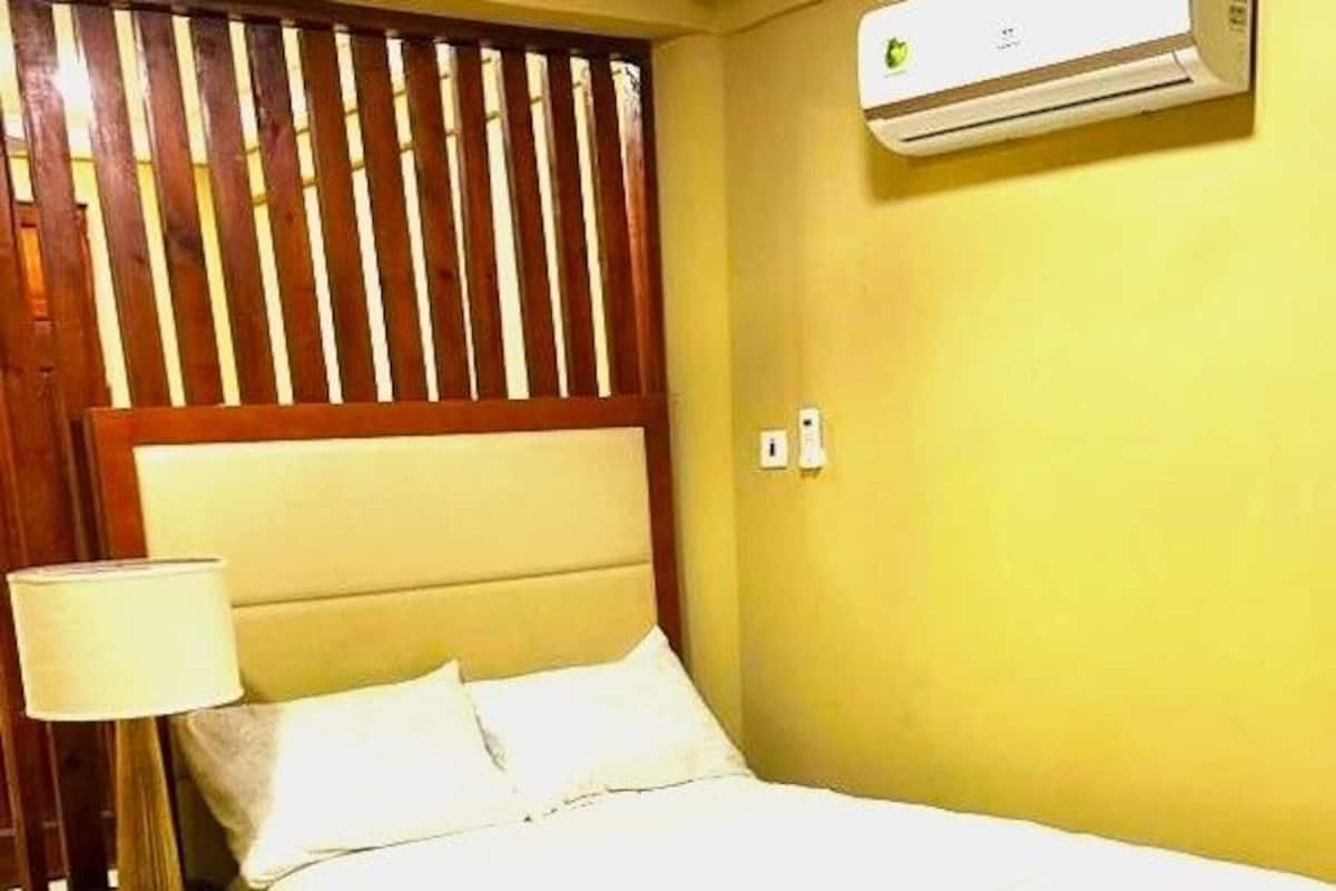 デラックス ダブルルーム クイーンベッド 1 台 | デスク、ノートパソコン用作業スペース、アイロン / アイロン台、WiFi (無料)