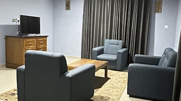 Suíte família, 2 quartos | Área de estar | TV de tela plana 32 polegadas com canais a cabo