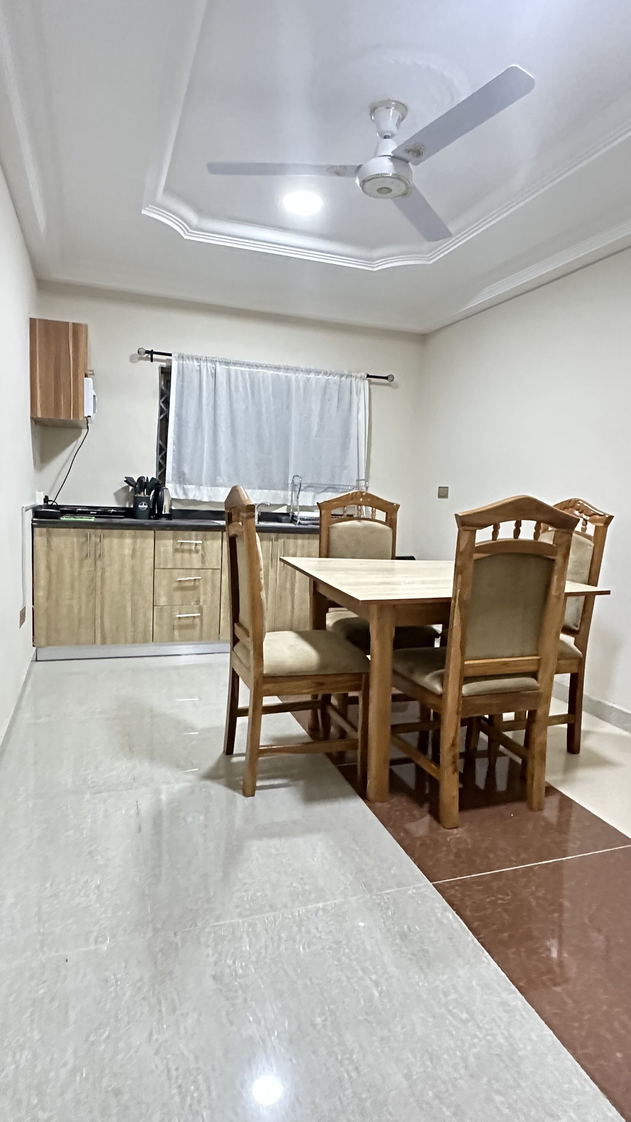 家庭套房, 2 间卧室 | 私人厨房 | 冰箱、微波炉、炉灶、厨具/餐具