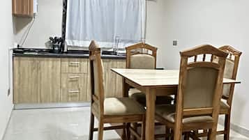 ห้องแฟมิลี่สวีท, 2 ห้องนอน | ครัวส่วนตัว | ตู้เย็น, ไมโครเวฟ, เตาประกอบอาหาร, เครื่องครัว/จาน/ช้อนส้อม