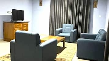 Apartamento familiar, 2 habitaciones | Zona de estar | Televisión de pantalla plana de 32 pulgadas con canales por cable