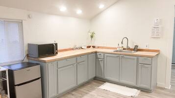 Réfrigérateur, micro-ondes, cafetiÚre/bouilloire, bouilloire électrique