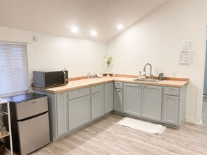 Fridge, microwave, coffee/tea maker, electric kettle - The Modern Cottage in Rural Lake Stevens (Lake Stevens)