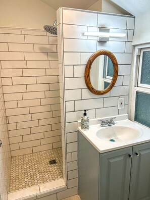 Shower, hair dryer, towels, soap - The Modern Cottage in Rural Lake Stevens (Lake Stevens)